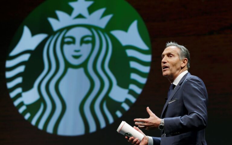 Δύσκολη η επιστροφή στο γραφείο: Ο CEO της Starbucks παρακαλάει γονατιστός
