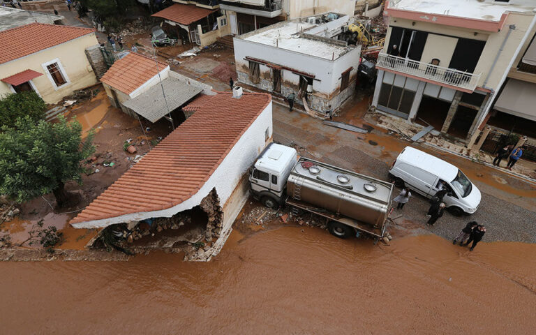 Πλημμύρες στη Μάνδρα: Βαριές ποινές φυλάκισης στους οκτώ καταδικασθέντες