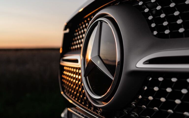 Mercedes: Ανακαλεί 1 εκατ. αυτοκίνητα για πρόβλημα στα φρένα