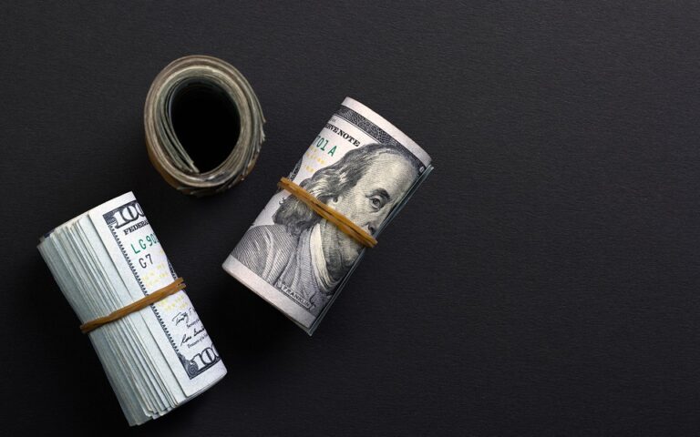 Η άνοδος του δολαρίου «βαρίδι» για την παγκόσμια οικονομία