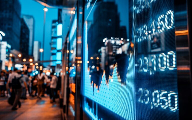 Επενδυτικοί οίκοι: Δύσκολη η ανάκαμψη των αγορών το 2023 – Πού  θα κλείσουν οι δείκτες