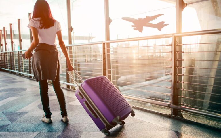 Αεροπλάνα:  3 κόλπα για να γλιτώσετε τις καθυστερήσεις από την γυναίκα που πληρώνεται για να κάνει διακοπές