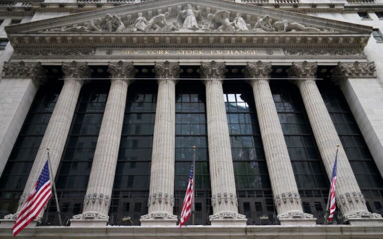 Wall Street: Πτώση από τα ρεκόρ με την προσοχή στη Fed