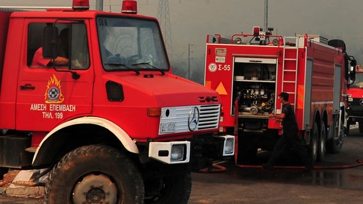 Υπό μερικό έλεγχο η πυρκαγιά σε εργοστάσιο στο Δήμο Αχαρνών Αττικής.