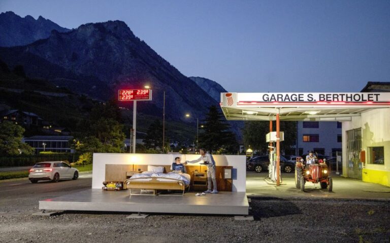 Σουίτα μηδέν αστεριών: Ποιοι δίνουν 325 ευρώ για να κοιμηθούν πλάι σε ένα βενζινάδικο;