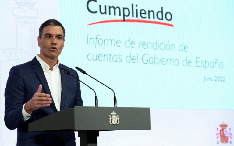 Ο Ισπανός πρωθυπουργός προτρέπει τους εργαζομένους να μη φορούν γραβάτα εν μέσω καύσωνα
