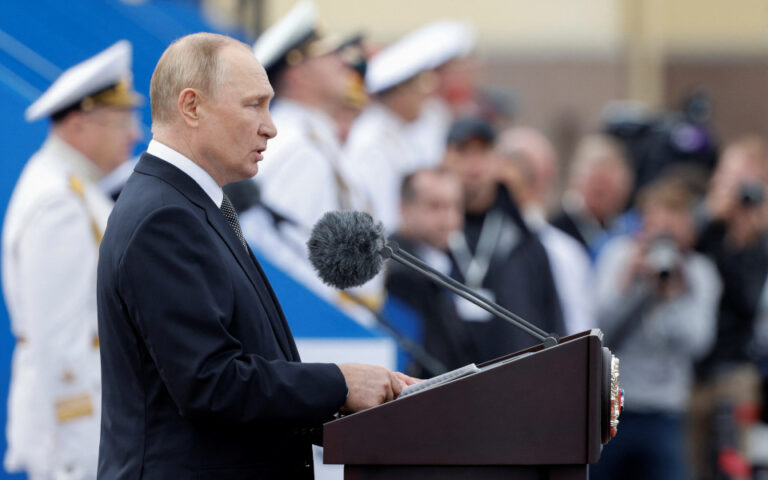 Ο Πούτιν λέει ότι το ρωσικό ναυτικό θα εξοπλιστεί σύντομα με υπερηχητικούς πυραύλους