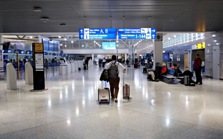 Handelsblatt: Να γιατί τα ελληνικά αεροδρόμια γλιτώνουν  από το πανευρωπαϊκό χάος