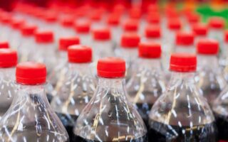 Coca-Cola: Πώς θα ελαχιστοποιήσει τις συσκευασίες των προϊόντων της