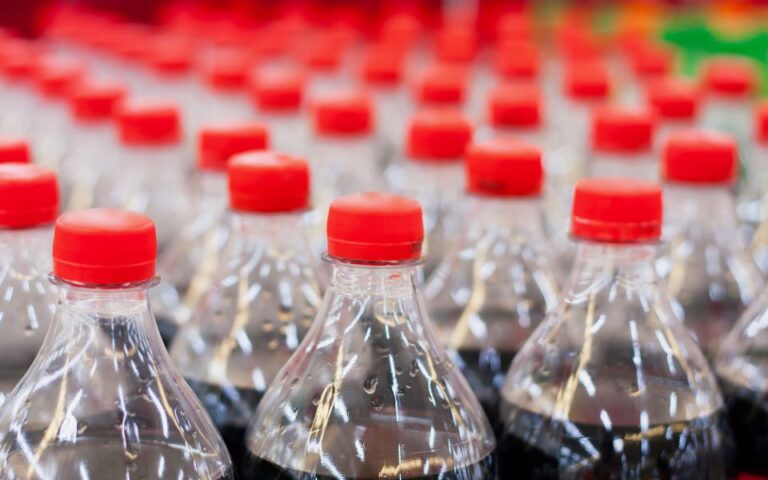 «Σαν ο Θεός να έκανε το γρασίδι μοβ»: Τι έκανε η Coca Cola και εξόργισε τους καταναλωτές