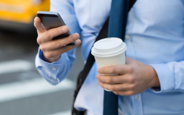 Πώς να κόψετε τον εθισμό με το κινητό – Το απλό κόλπο που θα σας πάρει 1 λεπτό
