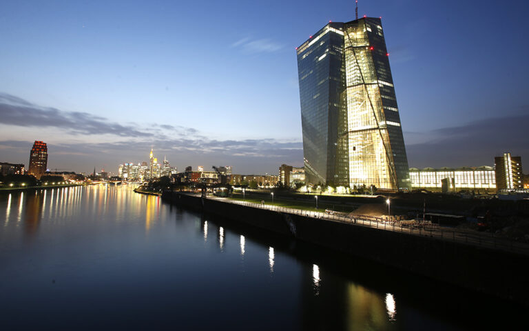 Bloomberg: Η ΕΚΤ βάζει «φρένο» σε τραπεζικά μπόνους και μερίσματα