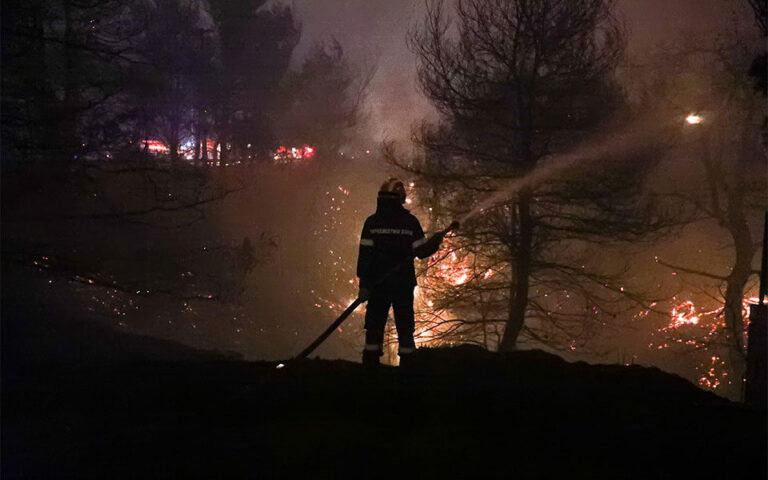 Τρεις κοινότητες στην Ηλεία απειλεί η πυρκαγιά που ξεκίνησε από τις Πόρτες Αχαΐας