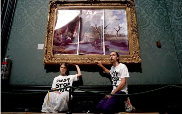 Οι διαδηλωτές που κολλούν τα χέρια τους σε διάσημους πίνακες