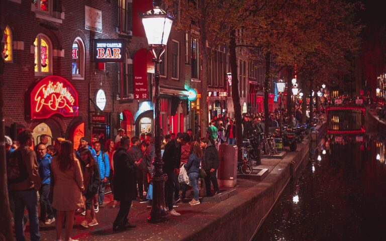 Διακοπές από τις ηθικές αξίες: Τέλος στους «άτακτους» τουρίστες βάζει το Άμστερνταμ