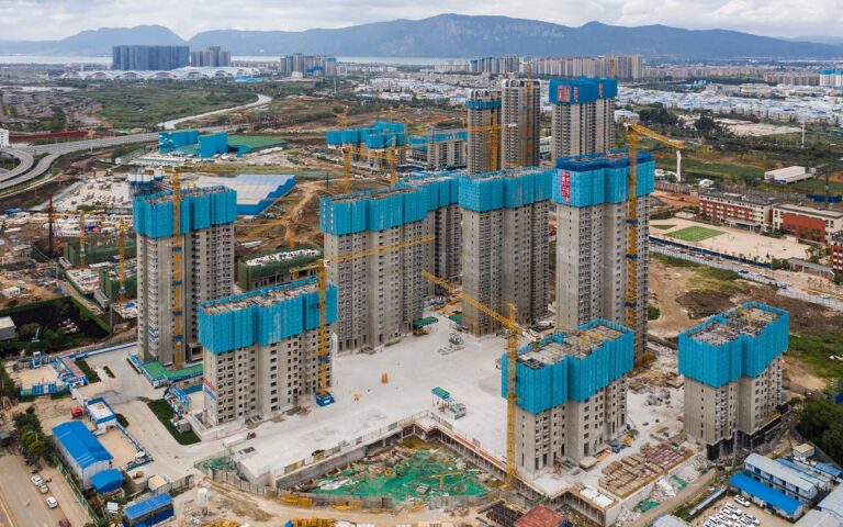 Βαθαίνει η κρίση στο κινεζικό real estate: Στάση πληρωμών από μία ακόμη εταιρεία
