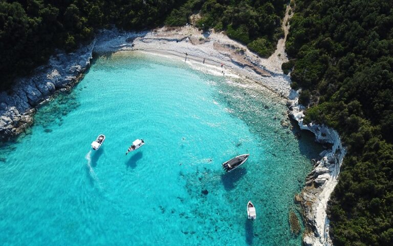 Conde Nast Traveller: Οι 7 «άγνωστες» παραλίες της Ελλάδας που ανακάλυψε και προτείνει