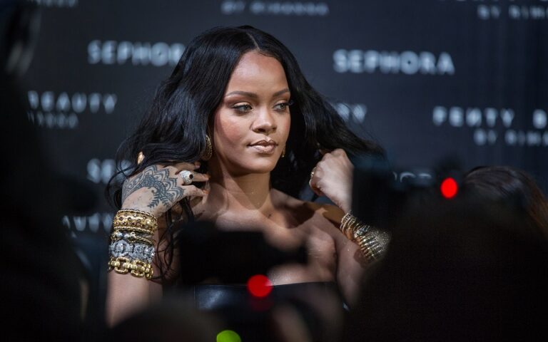 Η νεότερη αυτοδημιούργητη δισεκατομμυριούχος: Η περιουσία της Rihanna δεν χτίστηκε από τη μουσική