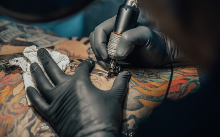 Βλέπετε περισσότερα ασπρόμαυρα τατουάζ: Aυτός είναι ο λόγος