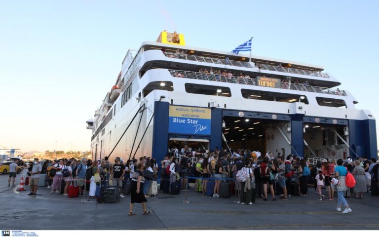 Έξοδος εκδρομέων: 23.564 επιβάτες αναχώρησαν από το λιμάνι του Πειραιά την Παρασκευή
