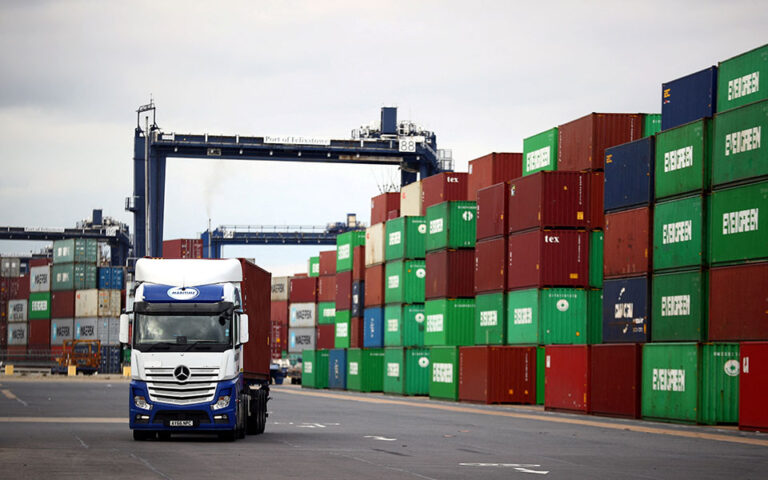 Βρετανία: «Παραλύει» λόγω απεργίας το μεγαλύτερο εμπορευματικό λιμάνι