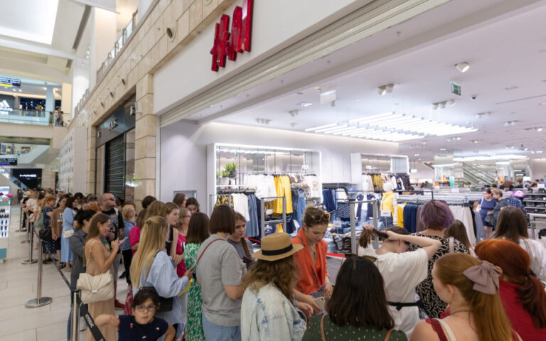 Οι Ρώσοι συρρέουν στην H&M καθώς η εταιρεία πουλάει τα αποθέματά της για να αποχωρήσει