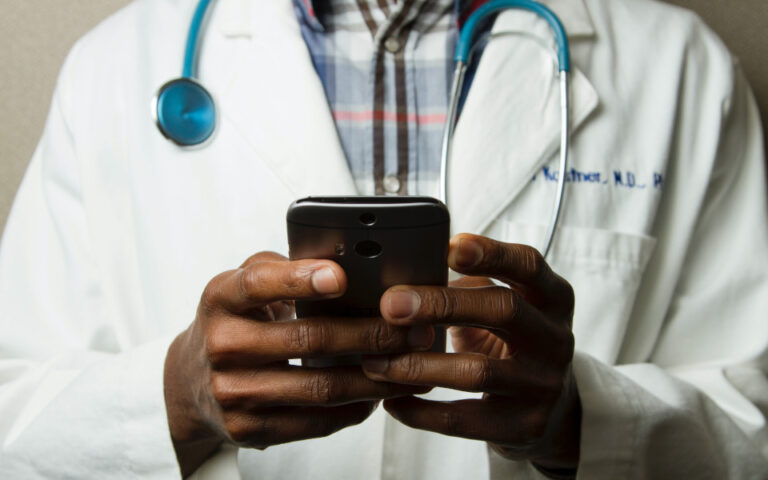 Microsoft: Βοηθά τους γιατρούς να κρατούν το ιστορικό των ασθενών μέσω τεχνητής νοημοσύνης 