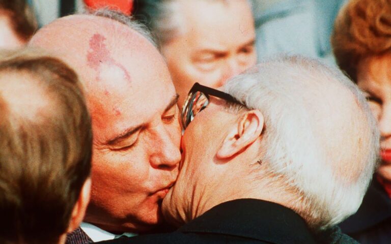 Γκορμπατσόφ: Λατρεύτηκε στη Γερμανία, όχι στη χώρα του