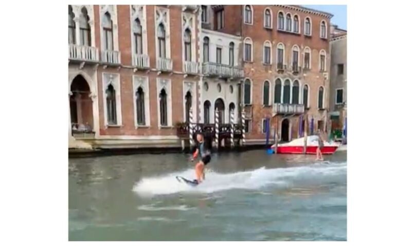 Βενετία: Πρόστιμο για τους δύο τουρίστες που έκαναν σερφ στο Μεγάλο Κανάλι