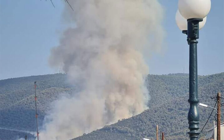 Φωτιά στο Κατακάλι Κορινθίας: Ενισχύθηκαν οι πυροσβεστικές δυνάμεις