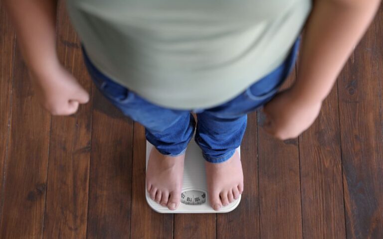Αυξημένος ο κίνδυνος παχυσαρκίας για τους εφήβους που δεν κοιμούνται αρκετά