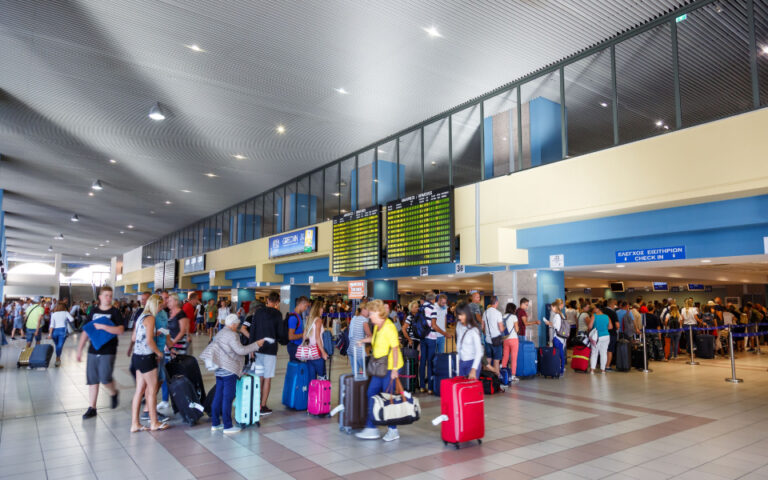 Ρεκόρ στα αεροδρόμια τον Ιούνιο με 3,84 εκατ. αφίξεις