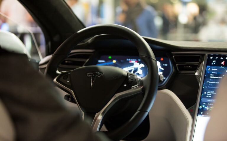 Tesla: Κατασκευάστηκαν δύο εκατ. οχήματα στη μέγα-βιομηχανική μονάδα στην Σανγκάη