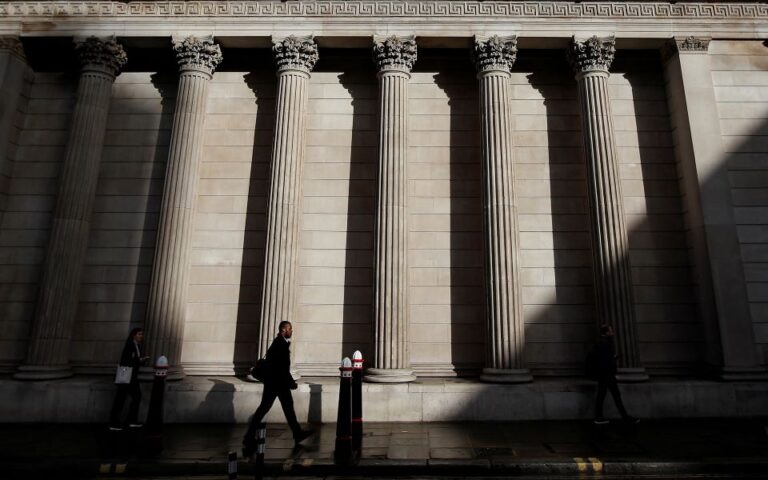 Κόβει ταχύτητα η Τράπεζα της Αγγλίας: Αύξηση επιτοκίων κατά μισή μονάδα
