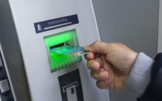 Τράπεζες: Βάζουν πωλητήριο στα εκτός υποκαταστημάτων ATM