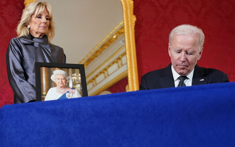 Βρετανία: Ο Μπάιντεν απέτισε ύστατο φόρο τιμής στη βασίλισσα Ελισάβετ πριν από την κηδεία