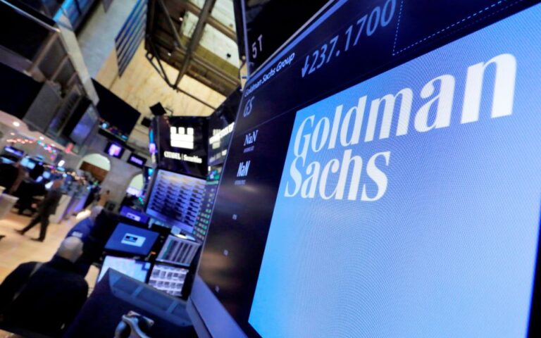Goldman Sachs: Στις 900 μονάδες χαμηλώνει την τιμή-στόχο για το ΧΑ