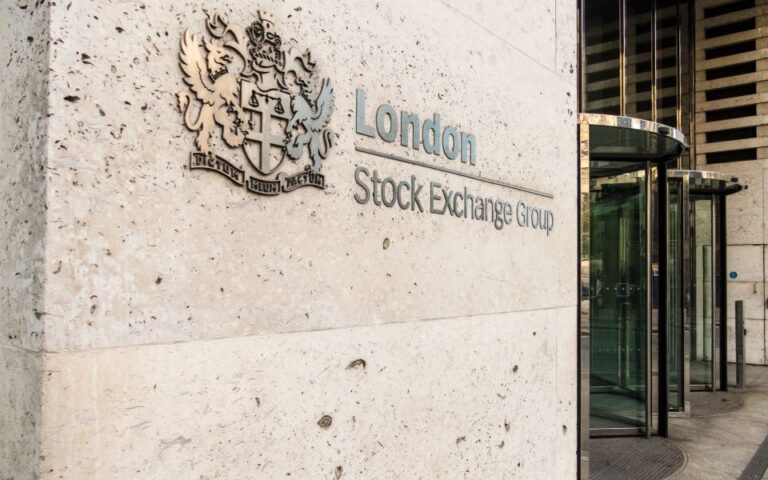 Κοντά σε ιστορικό ρεκόρ ο FTSE 100 του Λονδίνου – Γιατί υπεραποδίδει