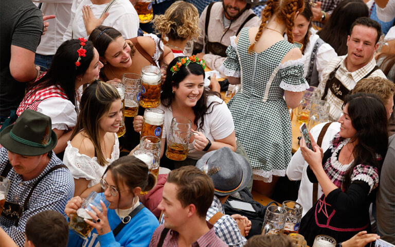 Γερμανία: Το Oktoberfest επέστρεψε έπειτα από δύο χρόνια απουσίας λόγω Covid (εικόνες)
