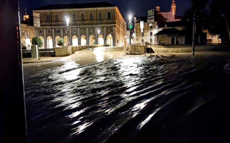 Ιταλία: Σοκαρισμένοι κάτοικοι μετρούν τις πληγές τους από τις πλημμύρες