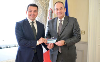 Συνάντηση υπουργών Ναυτιλίας Ελλάδας – Μάλτας: Στο επίκεντρο η απανθρακοποίηση του κλάδου