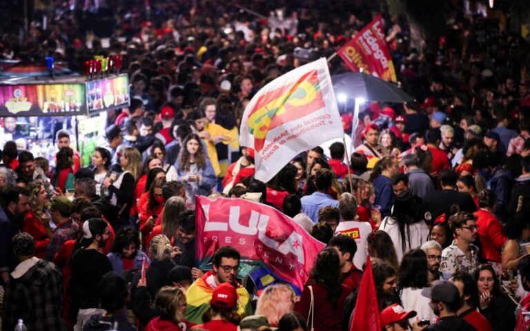 Βραζιλία: Προηγείται ο Λούλα – Τεταμένος ο β΄ γύρος των εκλογών