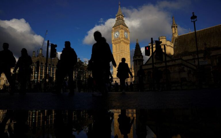 Απεργίες και καιρός «έριξαν» το βρετανικό ΑΕΠ – Συρρίκνωση 0,5% τον Ιούλιο