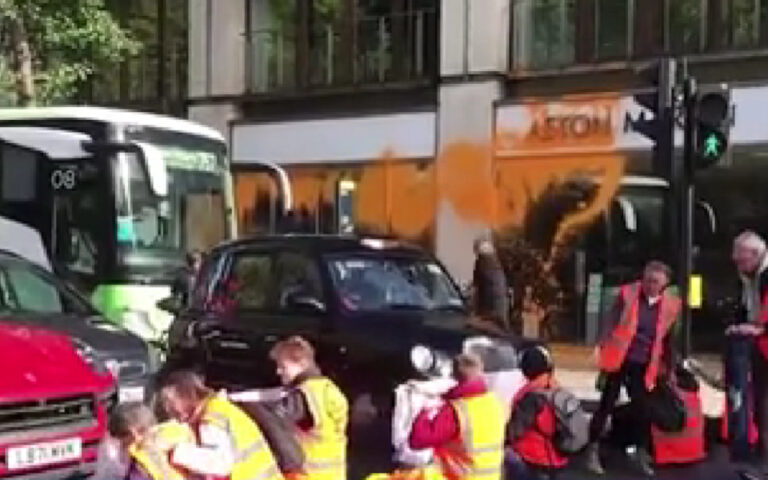 Βρετανία: «Ξαναχτύπησαν» ακτιβιστές της οργάνωσης Just Stop Oil – Έριξαν μπογιά σε βιτρίνα της Aston Martin στο Λονδίνο