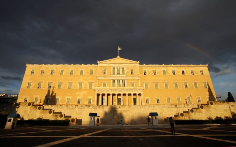 Bloomberg: Γιατί τα νέα ελληνικά 10ετή ομόλογα έγιναν ανάρπαστα