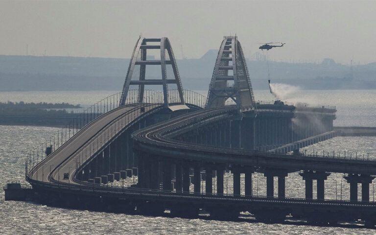Γέφυρα του Κερτς: Ο Πούτιν διέταξε ενίσχυση των μέτρων ασφαλείας μετά την έκρηξη