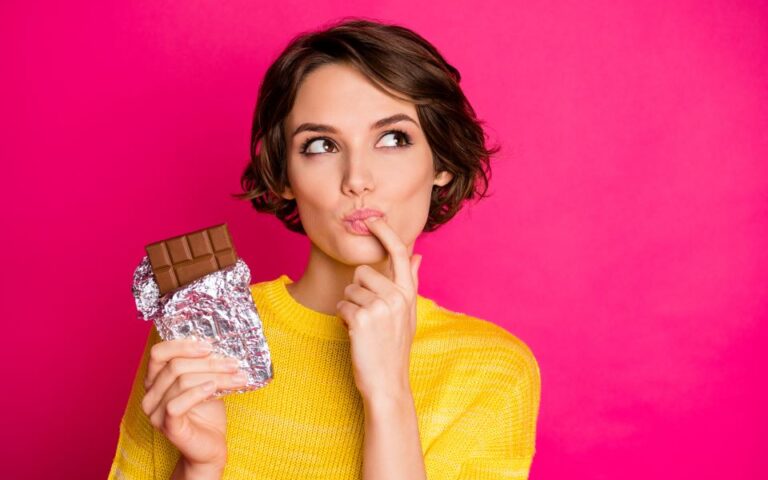 Τόσο καιρό τρώτε τη σοκολάτα λάθος – Τι πρέπει να κάνετε