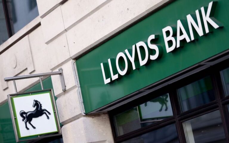 FT: «Χέρι» στα κέρδη των τραπεζών θέλει να βάλει η βρετανική κυβέρνηση