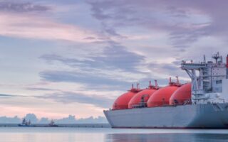 Εκρηξη στην τιμή του φυσικού αερίου – Οι κίνδυνοι για το LNG