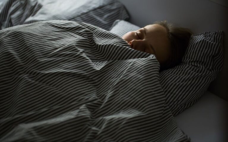 Ο «χρυσός αριθμός» του ύπνου: Εάν κοιμάστε λιγότερες ώρες, κινδυνεύει η υγεία σας